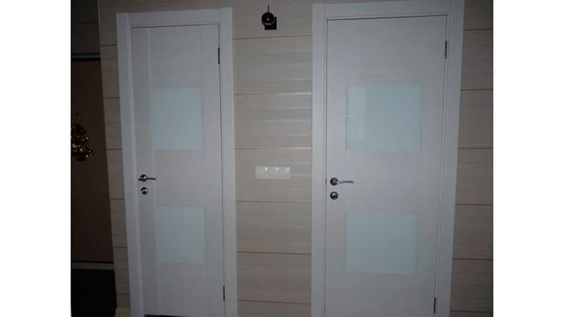 Установка двери в ванную комнату с добором