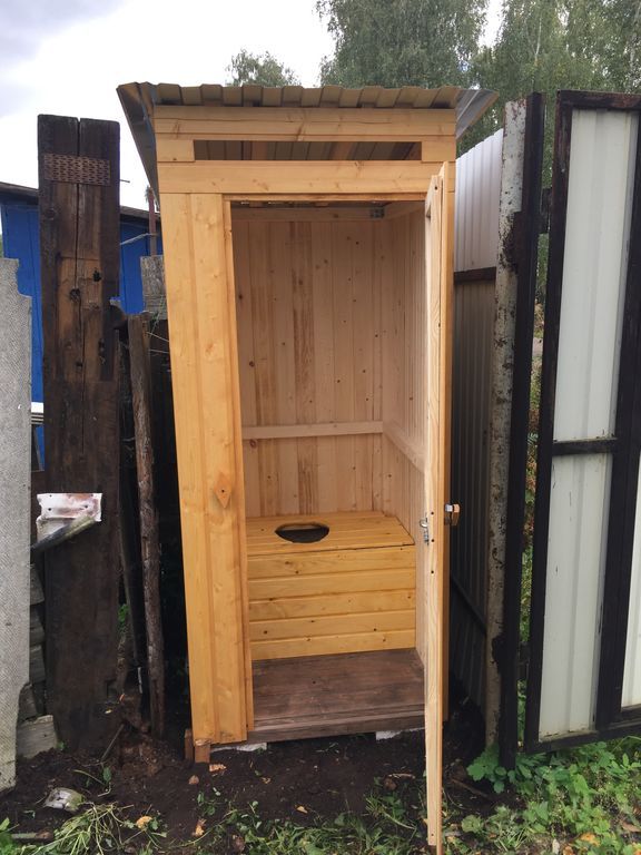 Где можно купить дачный туалет. Дачный туалет 1мх1м. Туалет деревянный для дачи. Туалет уличный деревянный. Уличный туалет для дачи деревянный.
