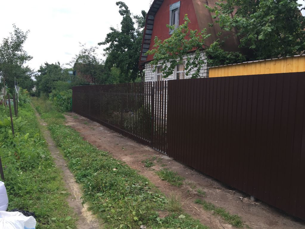Забор из профнастила для дачного участка от компании СтройСад  в .