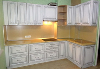 Кухонный гарнитур угловой, фасад украшен фигурной фрезеровкой