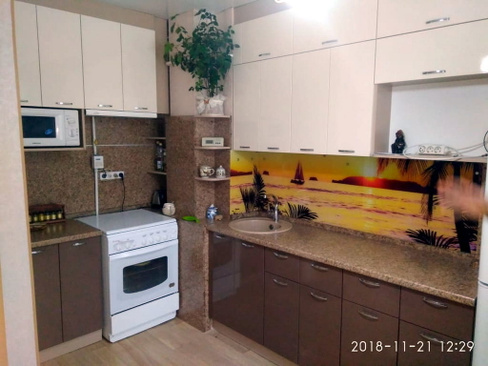 Кухонный гарнитур угловой, глянцевый фасад, цвет молочный - коричневый