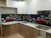 Кухонный гарнитур угловой с глянцевым комбинированным фасадом