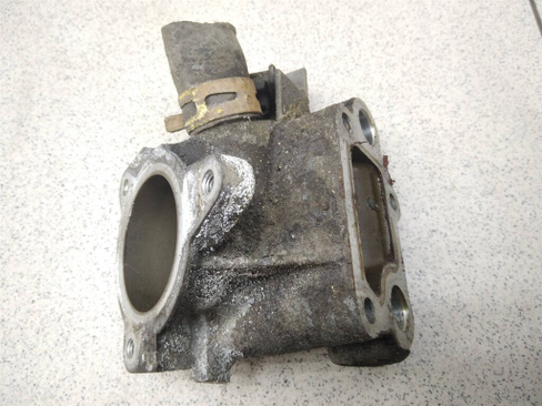 Фланец двигателя системы охлаждения Renault Logan (L8) 2014-2022 (УТ000200354) Оригинальный номер 8200493154